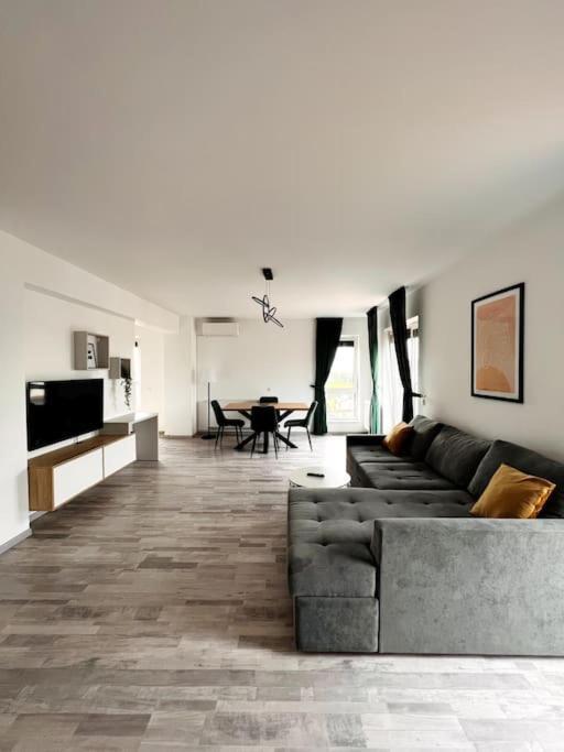 Skylark - Singapore Penthouse With Jacuzzi & Panoramic View 브라쇼브 외부 사진