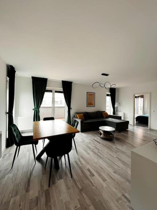Skylark - Singapore Penthouse With Jacuzzi & Panoramic View 브라쇼브 외부 사진